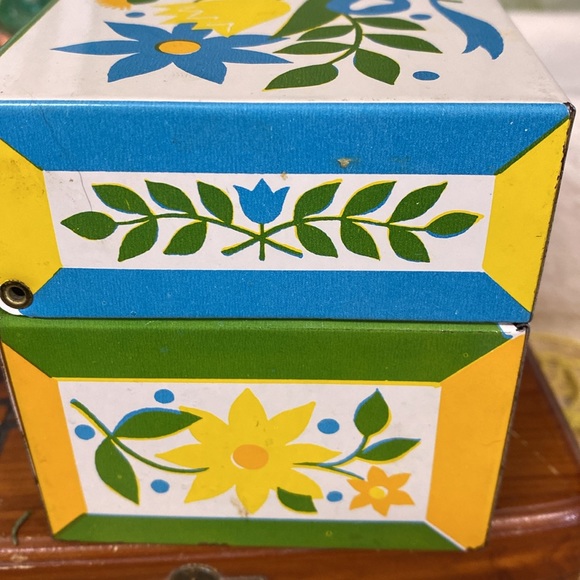 Vintage Recipe Box, 70's Floral Motif, Floral Recipe Box, Retro Kitchen Decor - Picture 2 of 5